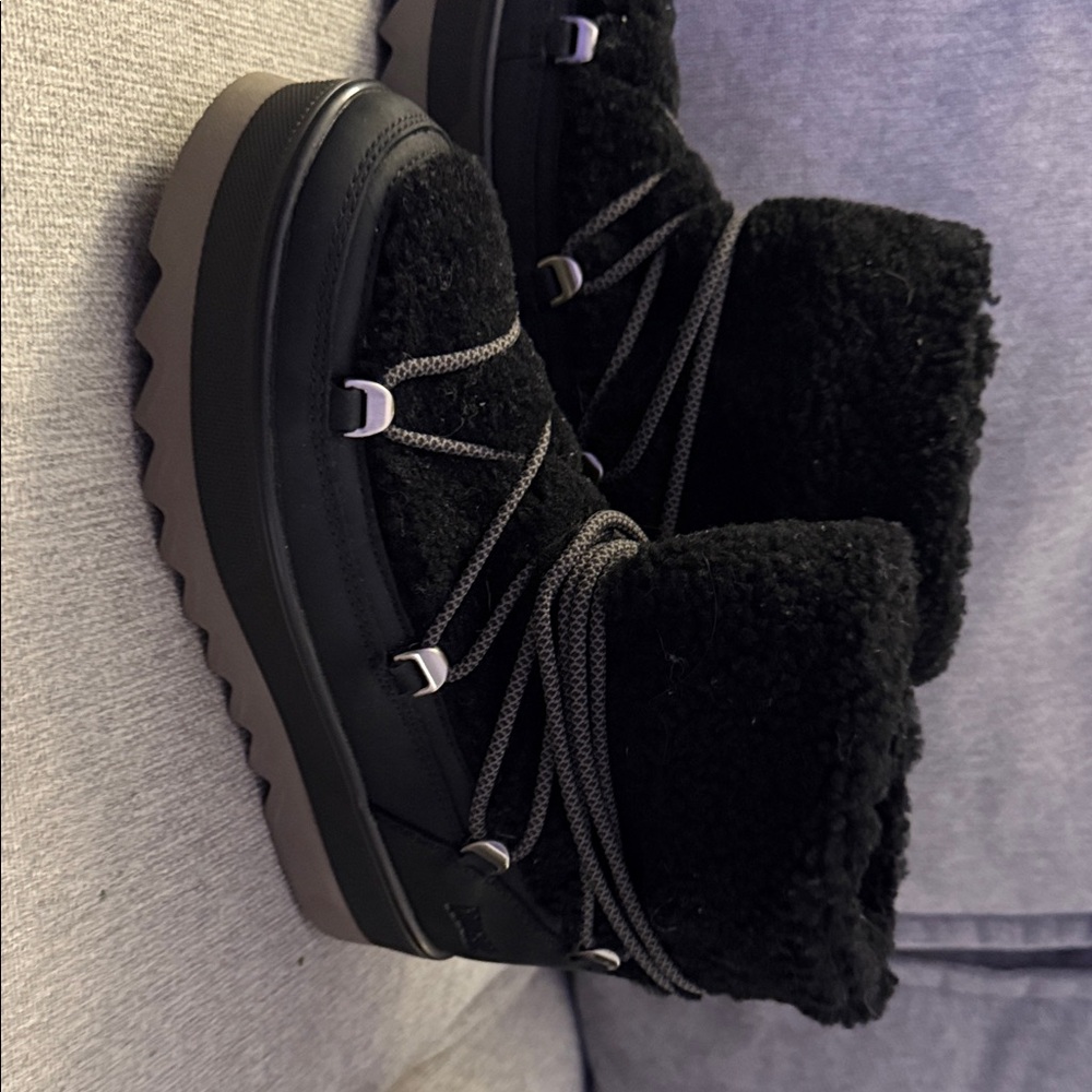 Cougar Black Winter Boots with Gray Accents - Picture 4 of 8